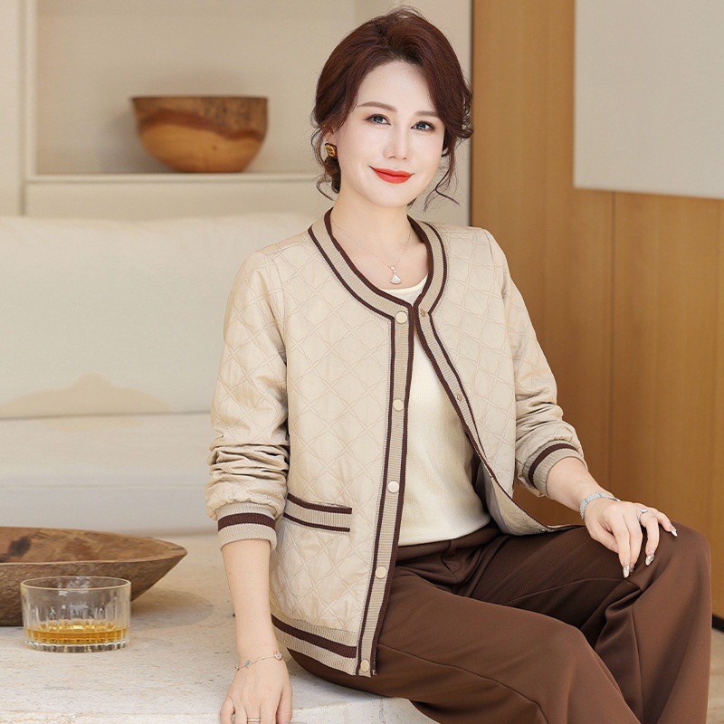 2025年春秋年轻妈妈中年女装短款夹克上衣中老年秋装洋气时尚外套